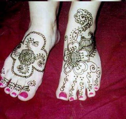 Henna Tat Design On Feet
